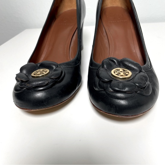 Tory Burch Black Leather Block Heel Floral Emblem Size 9.5M - Picture 3 of 11
